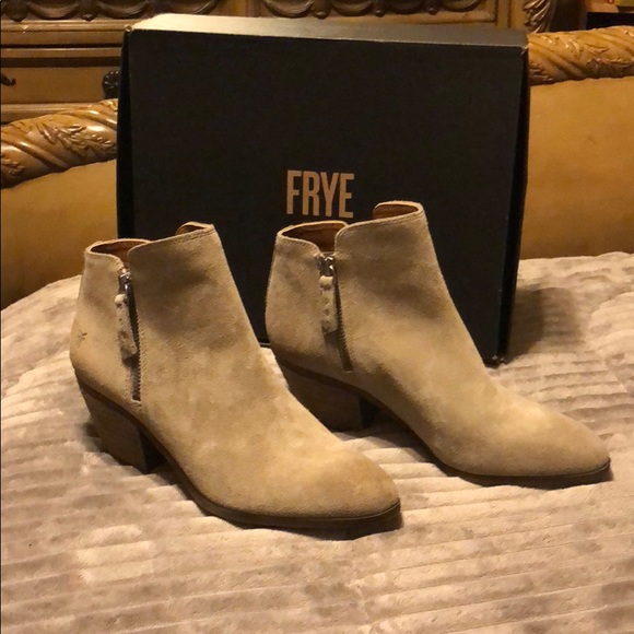🔥 🔥 Beautiful Frye booties 🔥 🔥 - Picture 5 of 8